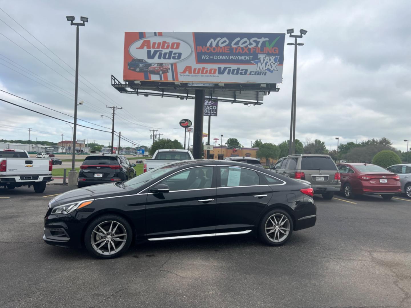 2015 Hyundai Sonata Sport 2.0T (5NPE34AB8FH) with an 2.0L L4 DOHC 16V TURBO engine, 6-Speed Automatic transmission, located at 420 I-35E, Lancaster, TX, 75146, (469) 297-4144, 32.593929, -96.823685 - Photo#0